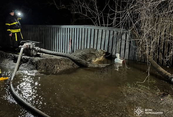 Підтоплення на Черкащині: ДСНС відкачують воду з приватних подвір’їв (ФОТО)