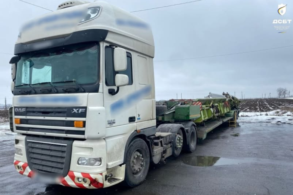 На Черкащині на міжнародній трасі зупинили вантажівку через порушення габаритно-вагових норм та неналежному оформленні дозволів