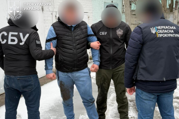 Адвокат із Черкас пропонував клієнтам укладати фіктивний шлюб за 10 тисяч доларів для виїзду з України