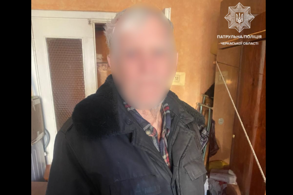 У Черкасах небайдужа перехожа та патрульні повернули додому літнього чоловіка, який загубився
