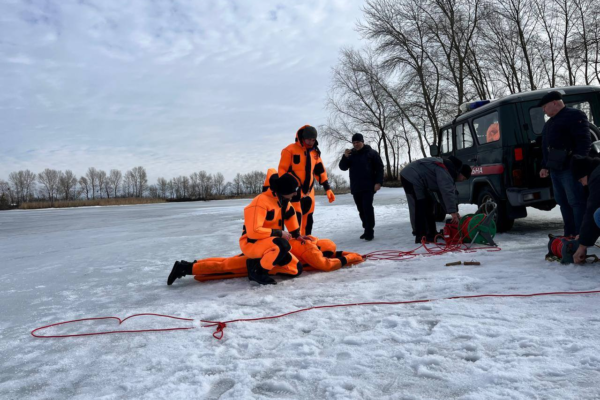 У Черкасах рятувальники навчали молодь рятувати постраждалих у разі провалу під лід