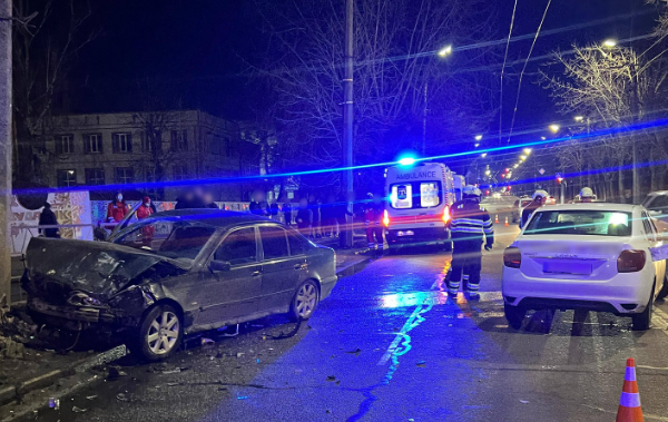 У Черкасах BMW протаранила електроопору через порушення іншого водія (ФОТО)