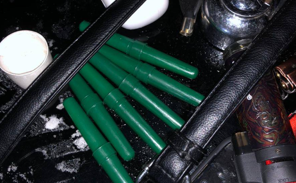 На Черкащині патрульні зупинили авто за порушення комендантської години, а виявили 19 колб з імовірними наркотиками (ФОТО)