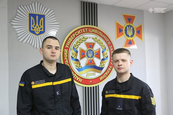 У Черкасах двоє курсантів витягли з Дніпра підлітків, які провалилися під лід