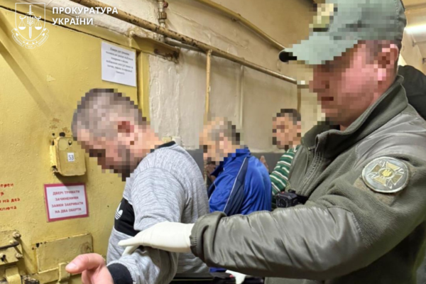 У Черкасах «смотрящий» і двоє кримінальних авторитетів змушували арештованих платити за «спокійне перебування»