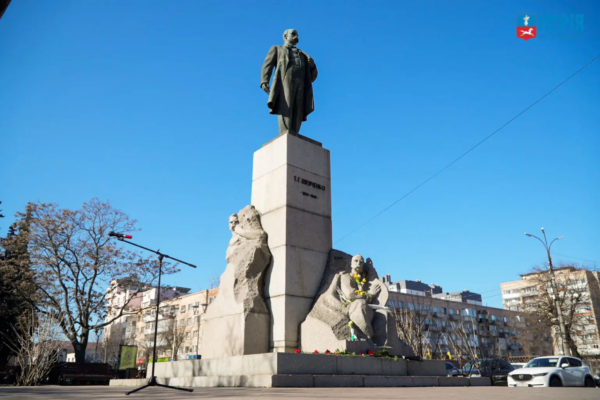 «Шевченківські березини» у Черкасах: містяни вшанували Кобзаря квітами та поезією біля його пам’ятника