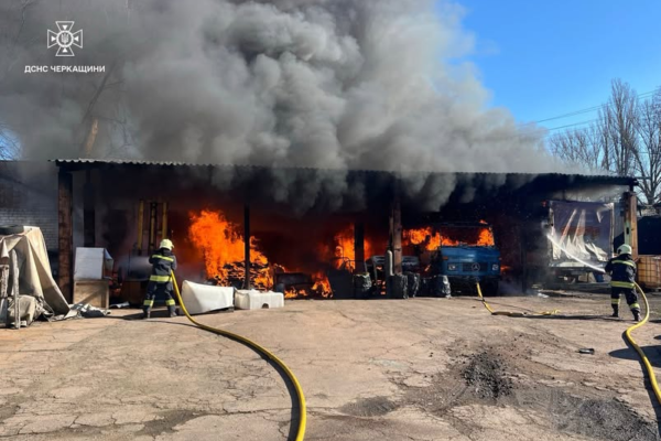 Друга ранкова пожежа у Черкасах: горіли дві вантажівки (ФОТО)