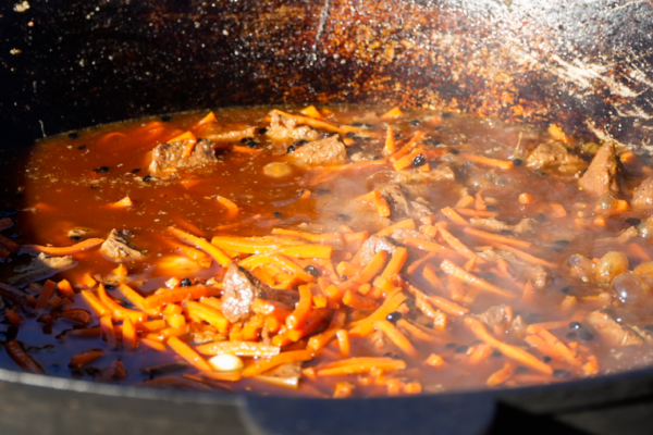 У Черкасах містян частували традиційним казахським пловом під час благодійної акції до Шевченківських днів