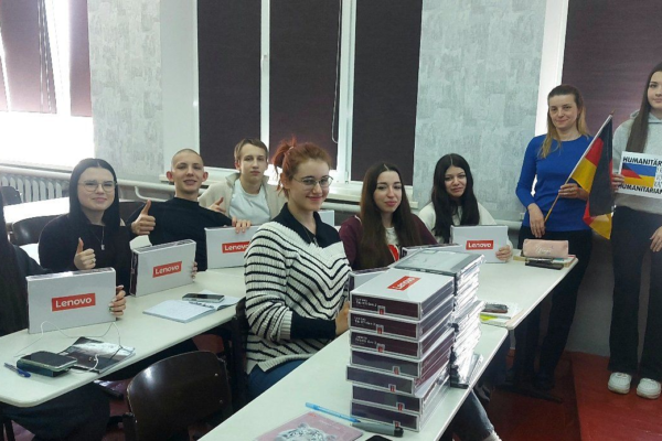 У Каневі школи отримали 120 планшетів для поглибленого вивчення іноземних мов