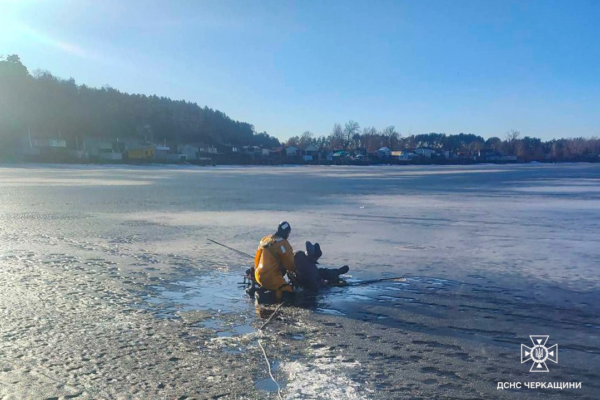 У Черкасах рятувальники зняли з тонкої криги двох рибалок, які застрягли на Дніпрі