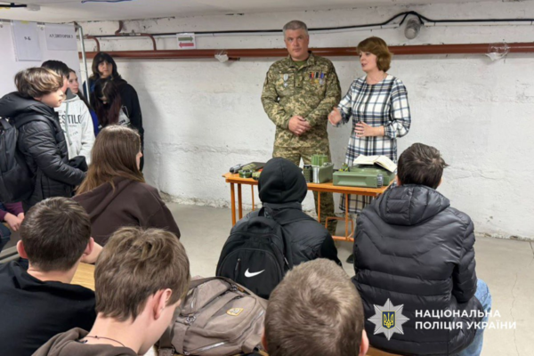 У Золотоноші поліцейські та ветеран навчали школярів безбар’єрній комунікації та мінній безпеці (ФОТО)