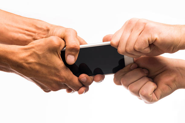 В Умані жінка крала телефони у знайомих, щоб продавати їх в ломбард