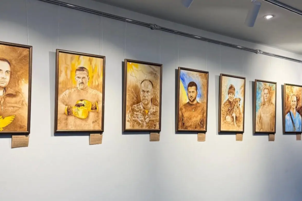 Портрети військових і волонтерів, намальовані кавою: у Черкасах відкрили незвичну виставку (ФОТО)