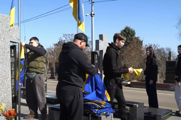 У Черкасах на Алеї Героїв розпочали поетапну заміну пошкоджених прапорів