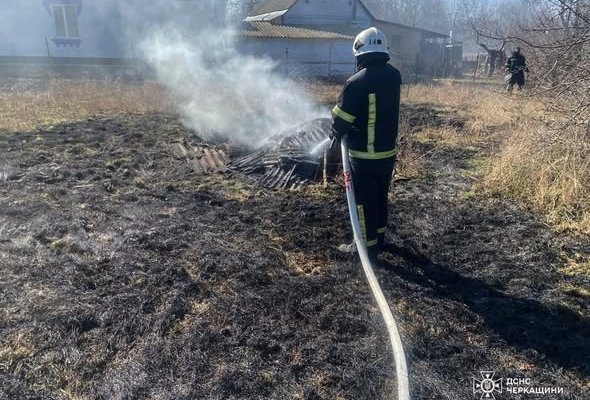 П’ять пожеж за добу на Черкащині: через горіння сухостою загинула жінка