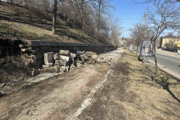 У Черкасах ремонтують підпірну стінку на Замковому узвозі після занепокоєння громади (ФОТО)