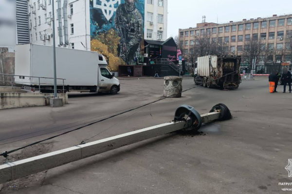 В центрі Черкас вантажівка врізалася в електроопору під час руху заднім ходом (ФОТО)