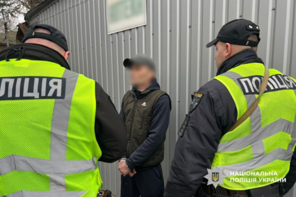 Збував наркотики біля медзакладу: у Корсунь-Шевченківському затримали раніше судимого чоловіка