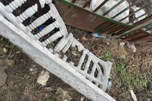 “Нелюди чи недолюди”: на Черкащині вандали розтрощили огорожу старого кладовища (ФОТО)