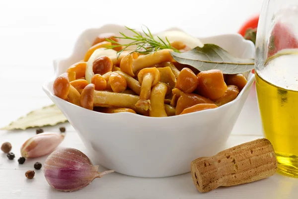 На Черкащині чоловік потрапив у реанімацію після вживання опеньків, якими пригостив сусід