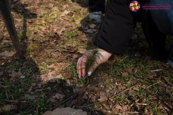Сосновий бір у Черкасах поповнився новими саджанцями у Міжнародний день землі та лісів