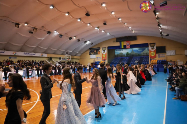 У Черкасах відбувся дипломатичний бал, де молодь збирала допомогу для Херсону