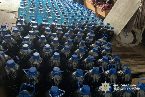 На Уманщині поліція викрила масштабну схему із фальсифікованим алкоголем і сигаретами (ФОТО)