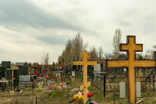 На Канівщині п’яний чоловік пішов нищити пам’ятники на кладовищі: суд призначив йому примусове лікування