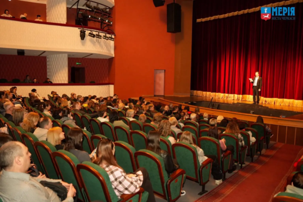 У Черкасах відзначили театралів і нагородили акторів до Дня театру