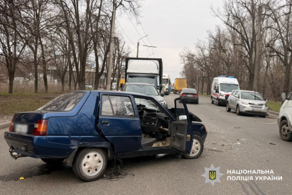 Четверо постраждалих: у Черкасах водій під час обгону спричинив зіткнення з двома іншими авто (ФОТО)