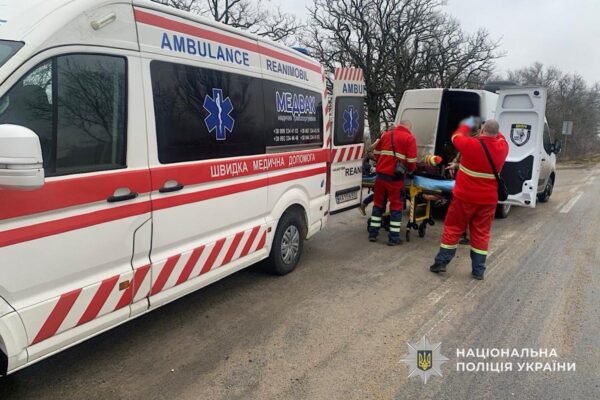 Із Нікополя евакуювали пенсіонерку, яка тиждень прожила з померлим сином