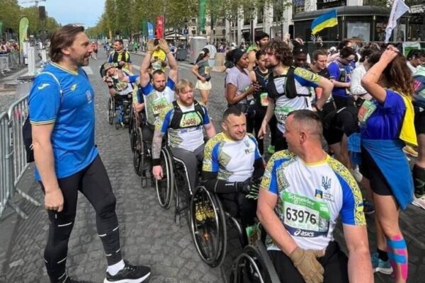 Подолали 42 км: Львівські ветерани на кріслах колісних взяли участь у Паризькому марафоні