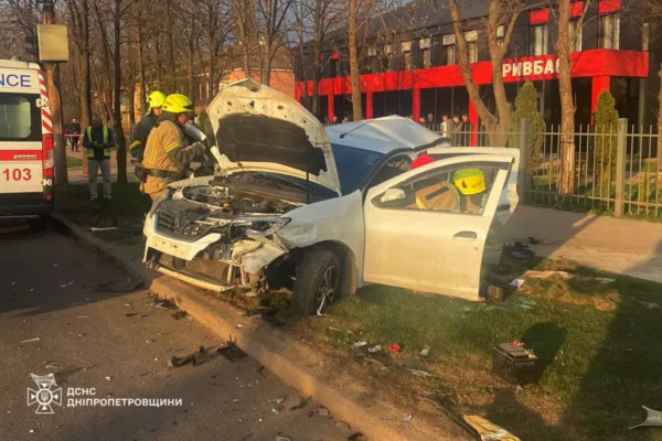 Смертельна ДТП у Кривому Розі: Двоє загиблих, автівки розірвало навпіл (ФОТО)