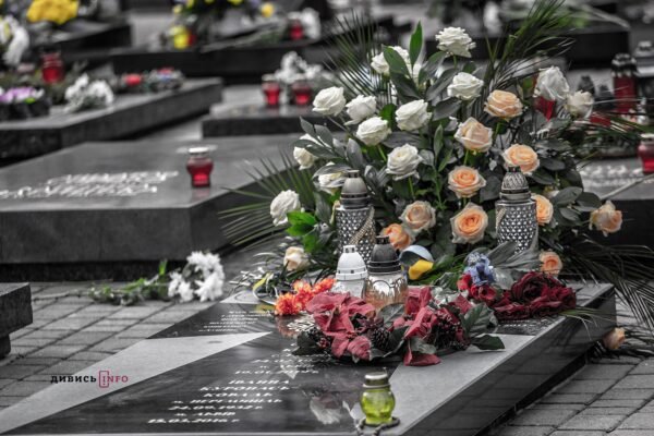 Киян закликають відмовитися від штучних квітів у поминальні дні