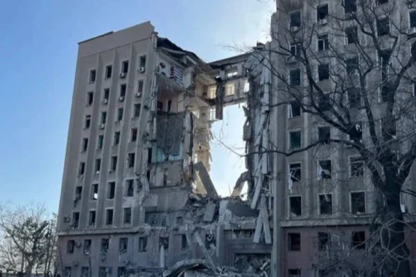 У Миколаєві чоловік стрибнув із даху зруйнованої будівлі ОВА: Правоохоронці підтвердили загибель