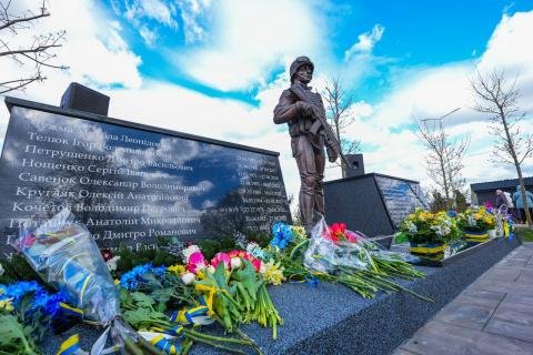 У селищі Бабинці відкрили Монумент загиблим захисникам України