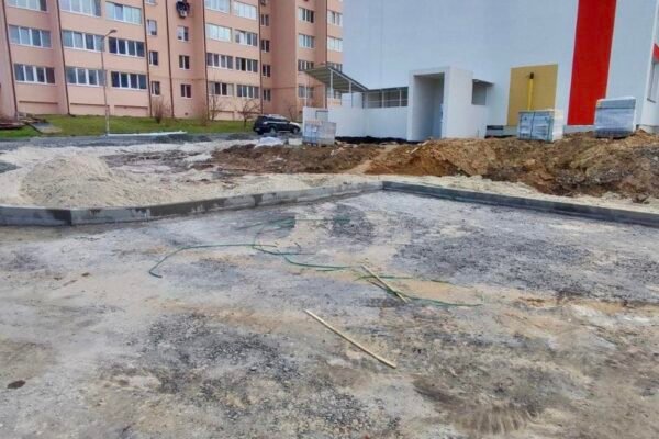 У селі Бузова відбудовують багатоквартирний будинок, який був пошкоджений унаслідок атаки РФ (ФОТО)