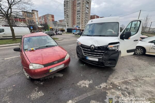 У Львові у ДТП з мікроавтобусом постраждали двоє людей, зокрема, трирічна дівчинка