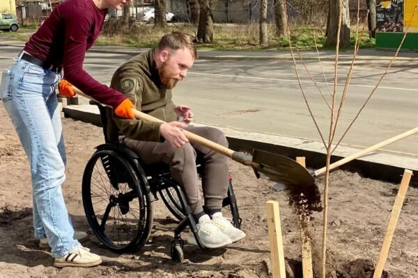 У Бучі висадили алею сакур на честь загиблих на вулиці Яблунській (ФОТО)