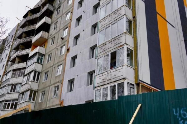 В Ірпені відновлюють багатоквартирний будинок, пошкоджений унаслідок атаки РФ