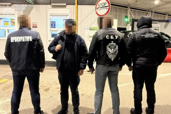 На Львівщині викрили митника, який брав хабарі за безперешкодне вивезення незадекларованої валюти