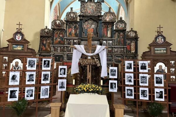 Замість квітів: У львівському храмі біля Плащаниці встановили портрети загиблих Героїв