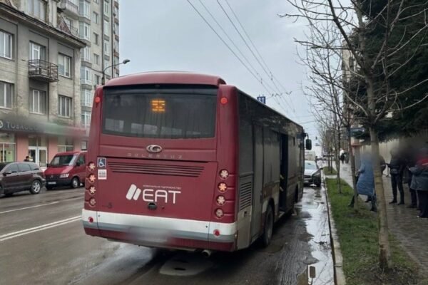 В Івано-Франківську в ДТП потрапив маршрутний автобус: Травмувалася пасажирка