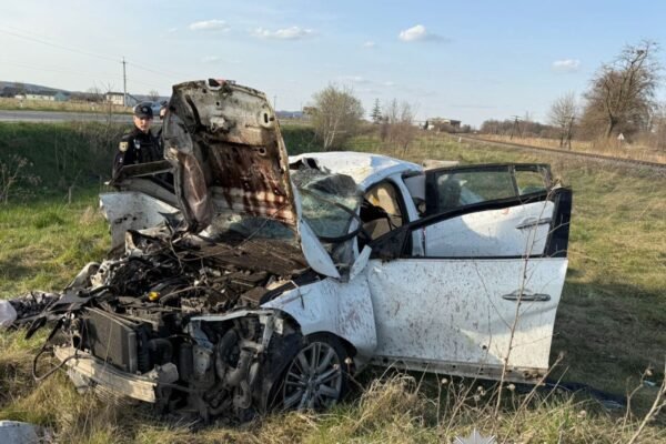 На Прикарпатті на залізничному переїзді сталася ДТП: Травмовано трьох осіб, серед них – 6-річну дитину (ФОТО)