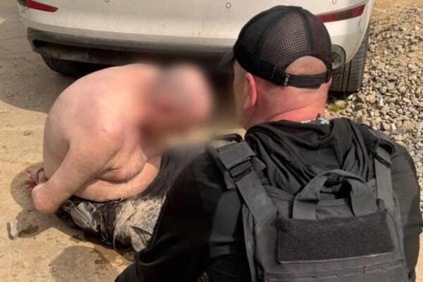 На Закарпатті озброєний чоловік, намагаючись викрасти жінку з трирічною дитиною, відкрив вогонь по правоохоронцях