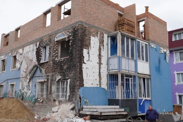 В Ірпені триває ремонт багатоповерхівки, яка постраждала унаслідок обстрілів (ФОТО)