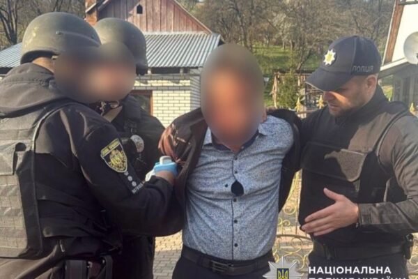 На Львівщині 50-річний чоловік вистрелив у знайомого з рушниці: Постраждалий у лікарні в тяжкому стані