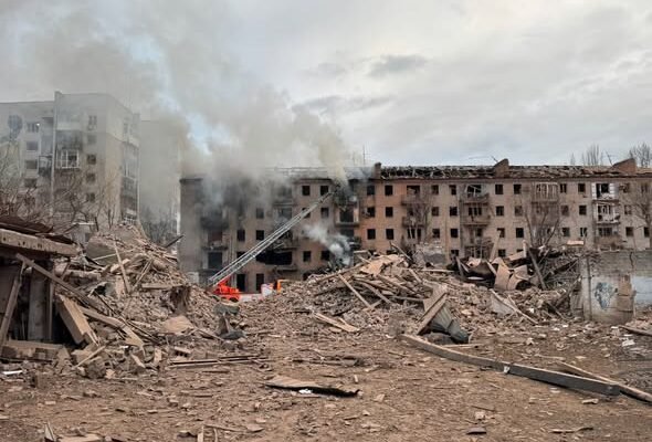 Росіяни скинули авіабомбу на Слов’янськ. Пошкоджено 39 багатоповерхівок, є поранений