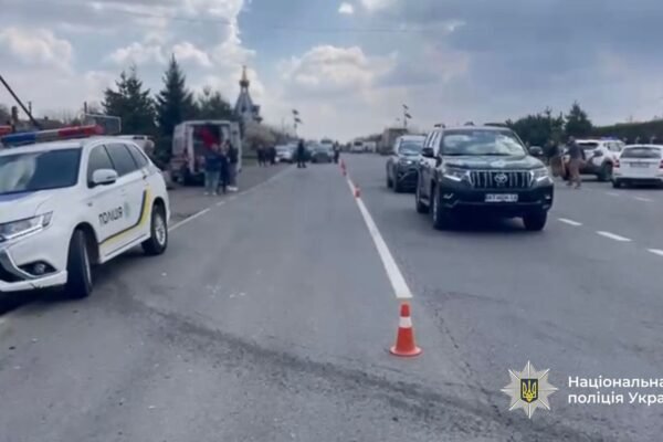 На Прикарпатті маршрутний автобус потрапив у ДТП: Водій загинув, близько 8 пасажирів отримали травми (ФОТО)