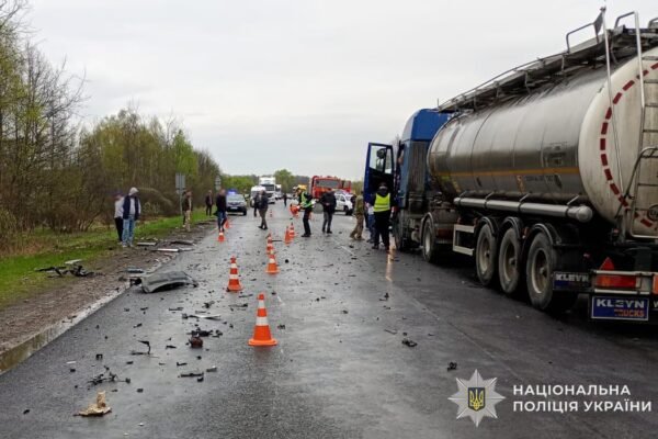 На Львівщині у жахливій ДТП з вантажівкою загинув 57-річний пасажир легковика (ФОТО)